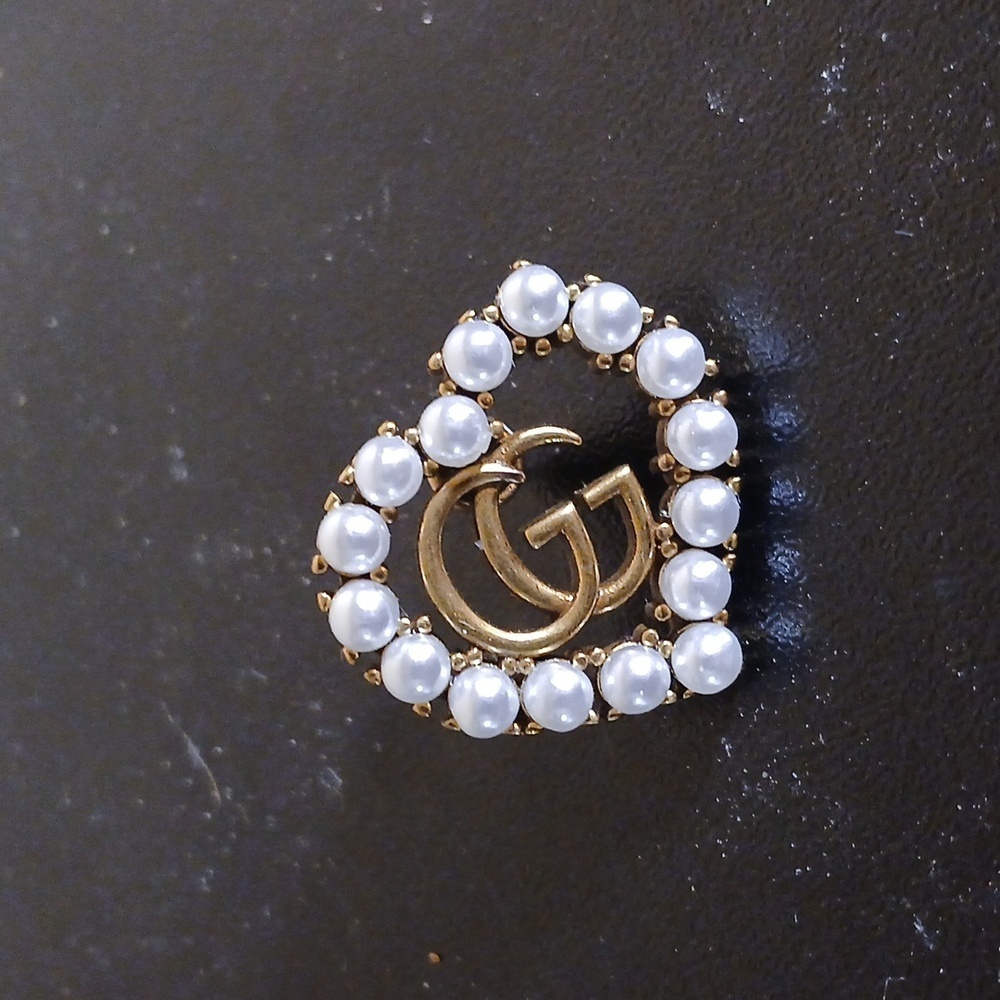Authentic Gucci Heart Shaped Faux Pearl Earrings - Picture 3 of 5